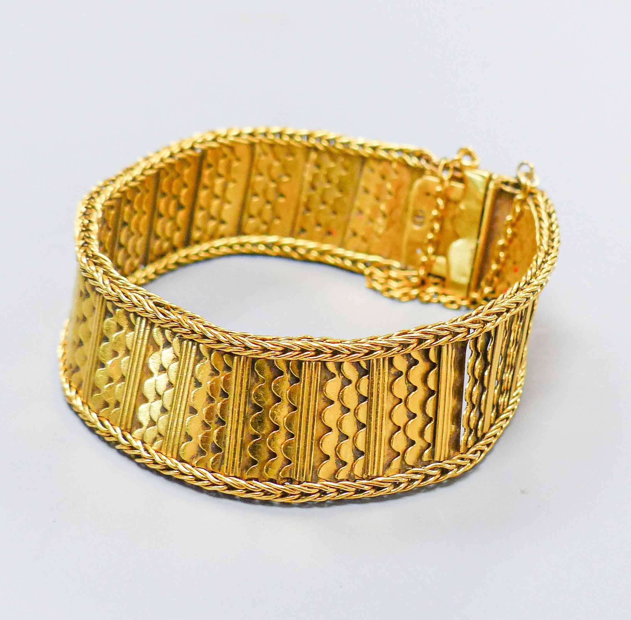 A yellow metal 'scale' link bracelet, approx. 16.5cm, 39.6 grams.